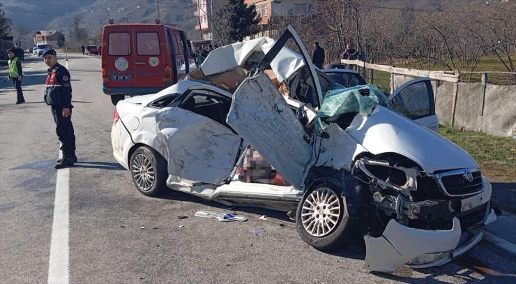Giresun'da kamyon ile otomobilin çarpıştığı kazada 3 kişi öldü, 1 kişi yaralandı