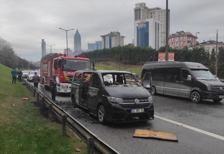 İstanbul'da TEM Otoyolu'nda seyir halindeki minibüs yandı