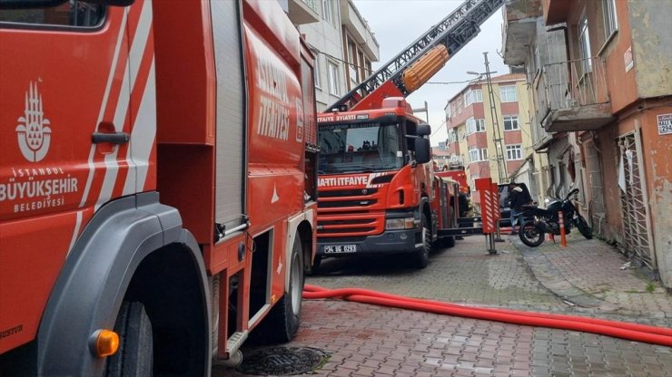 Kağıthane'de 3 katlı binanın çatısında çıkan yangın söndürüldü