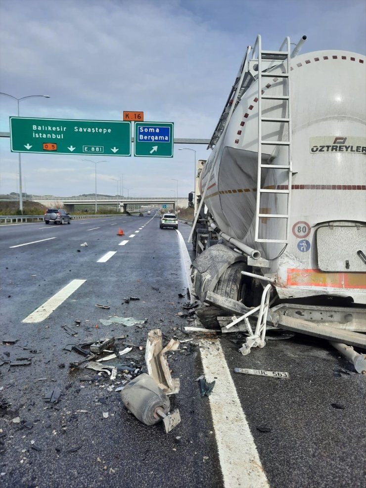 Manisa'da tankere çarpan otomobildeki 2 kişi öldü