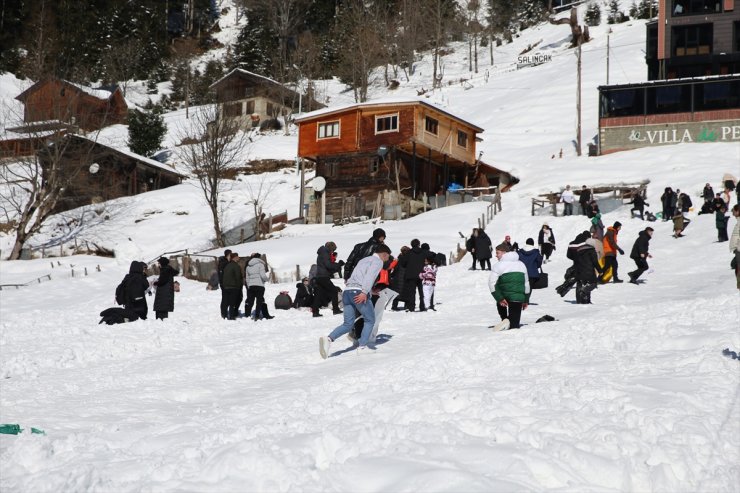 Rize'de "17. Çamlıhemşin Kardan Adam Kış Festivali" başladı