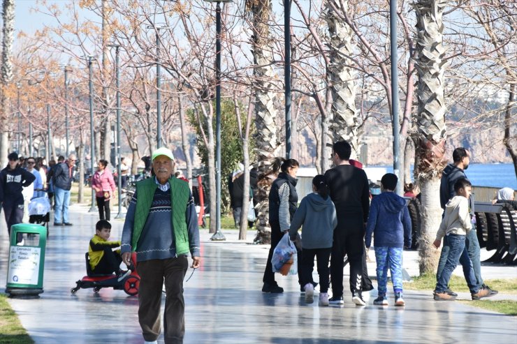 Antalya'da güneşli havayı fırsat bilenler sahillerde yoğunluk oluşturdu