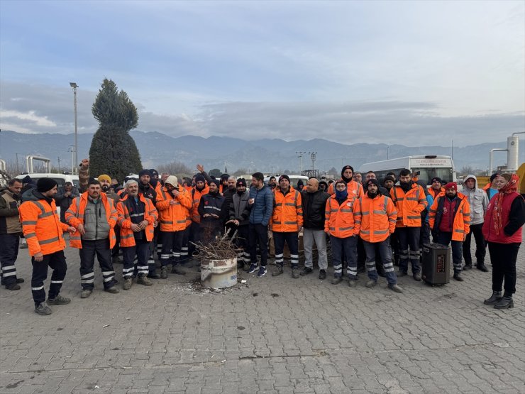 Aydın'da belediye işçilerinin iş bırakması nedeniyle çöp yığınları oluştu