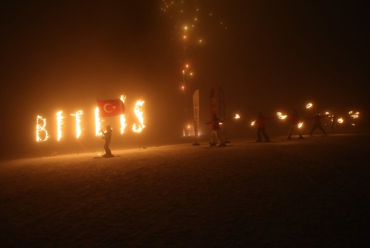 Bitlis'te meşaleli kayak gösterisi yapıldı
