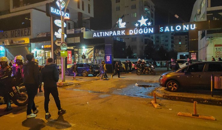 Diyarbakır'da düğün salonu önünde çıkan kavgada 3 kişi yaralandı