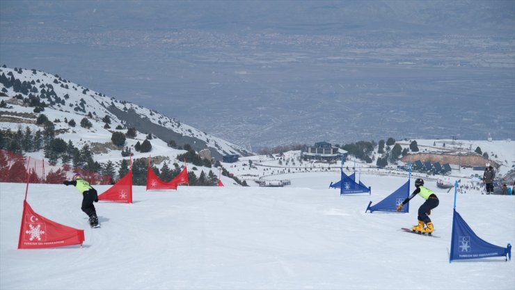 Erzincan'da "Snowboard 2. Etap Kutlu Dumlu Yarışları" sona erdi