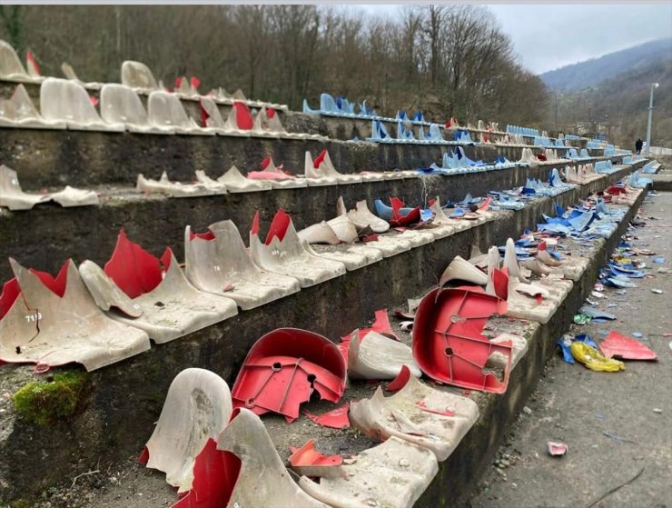 Karabük'te oynanan amatör lig maçında bazı taraftarlar kırdıkları koltukları sahaya attı