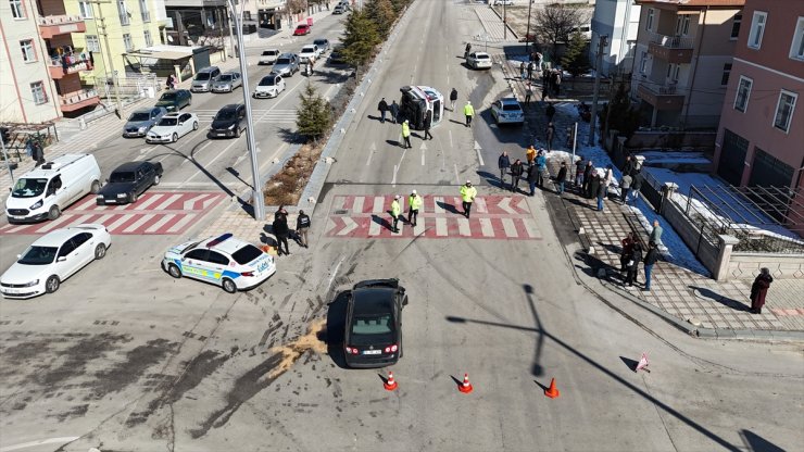 Karaman'da ambulans ile otomobilin çarpıştığı kazada 5 kişi yaralandı