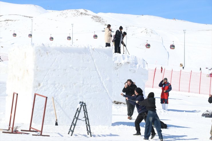 Erciyes'teki kar kazma kürekle sanat eserine dönüşüyor