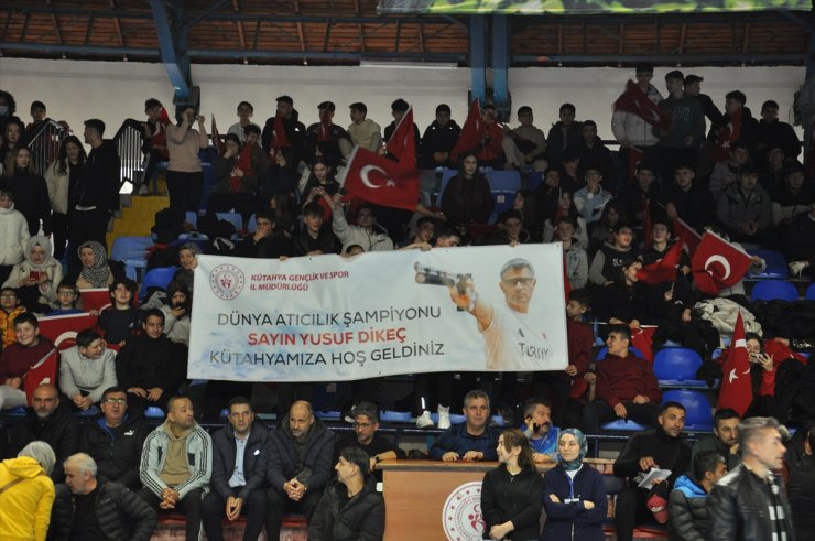Milli atıcı Yusuf Dikeç, Kütahya'da sporculara malzeme dağıtım törenine katıldı