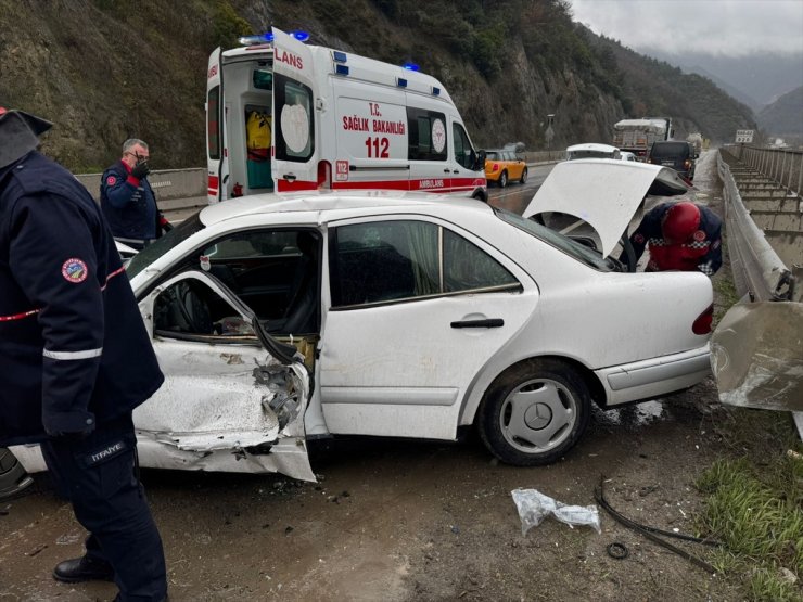 Sakarya'da bariyere çarpan otomobilin sürücüsü öldü