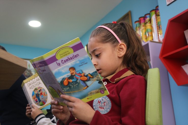Vefat eden ağabeyinin adını çalıştığı okulda açtığı kütüphanede yaşatıyor