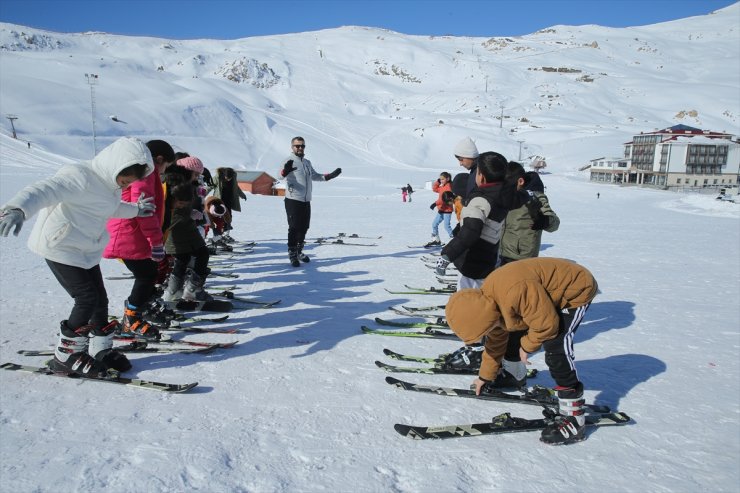 Hakkari'de günde 100 öğrenci kayakla buluşturuluyor