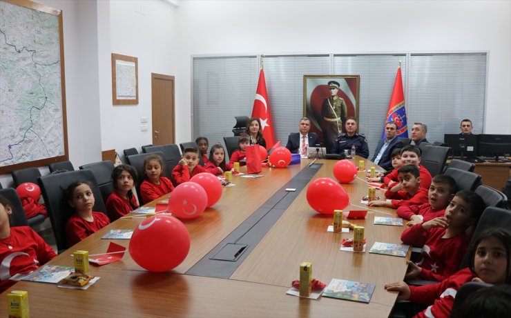 Minik elleriyle ördükleri atkı ve bereler, asker ağabeylerini ısıtacak