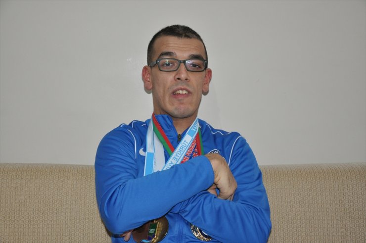 Serebral palsili paralimpik yüzücünün annesi 22 yıldır oğlunu yalnız bırakmıyor