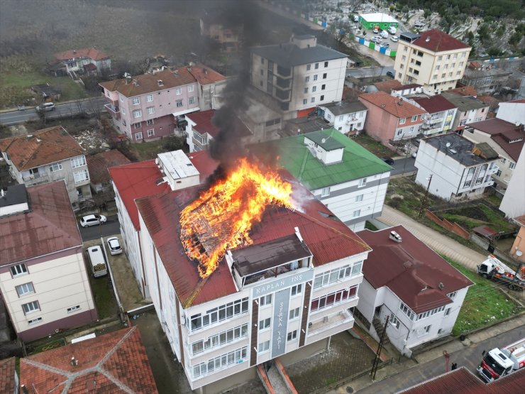 Tekirdağ'da apartmanın çatı katında çıkan yangın söndürüldü