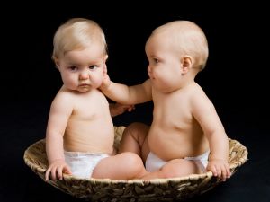 İkiz Bebeklerin Emzik Savaşı